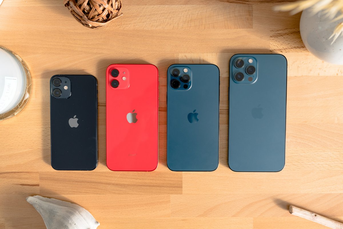 Toute la famille réunie : l'iPhone Mini, l'iPhone 12, l'iPhone 12 Pro et l'iPhone 12 Pro Max © Pierre Crochart pour Clubic