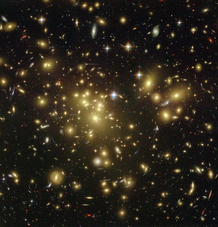 L'effet de lentille gravitationnelle d'Abel 1689. Crédits : NASA/ESA/HST