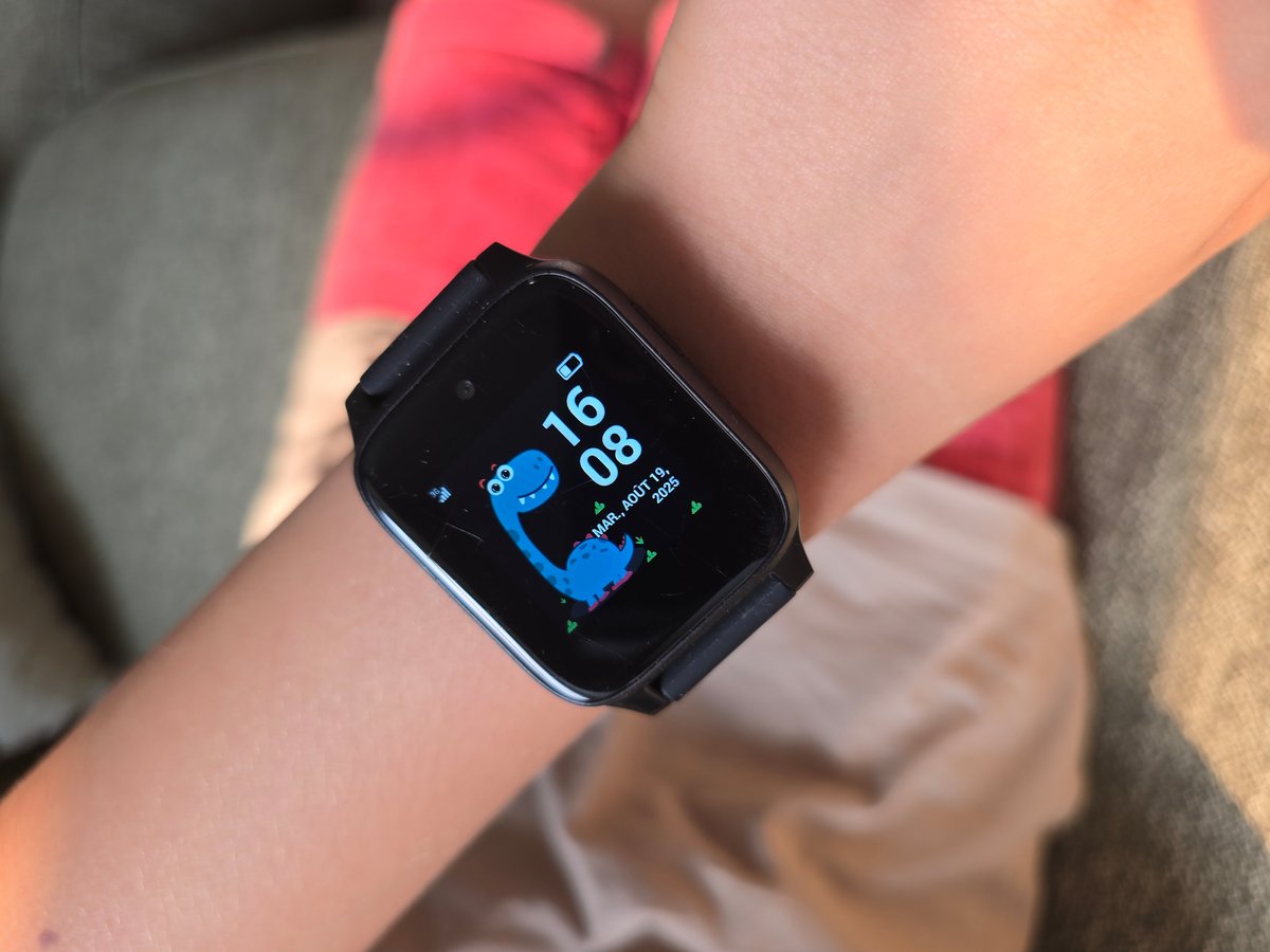 La plupart des enfants devraient rapidement adopter la Kid Watch TCL MT46 comme un objet du quotidien. © Matthieu Legouge