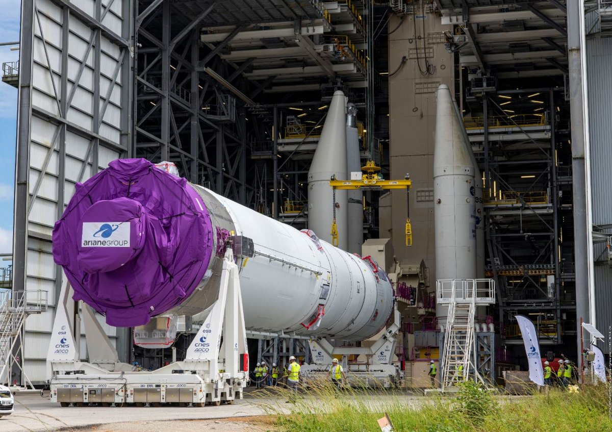 Pour la première fois, les deux étages centraux d'Ariane 6 assemblés arrivent sur le pas de tir. Crédits : ESA/CNES/Arianespace/CSG/JM Guillon