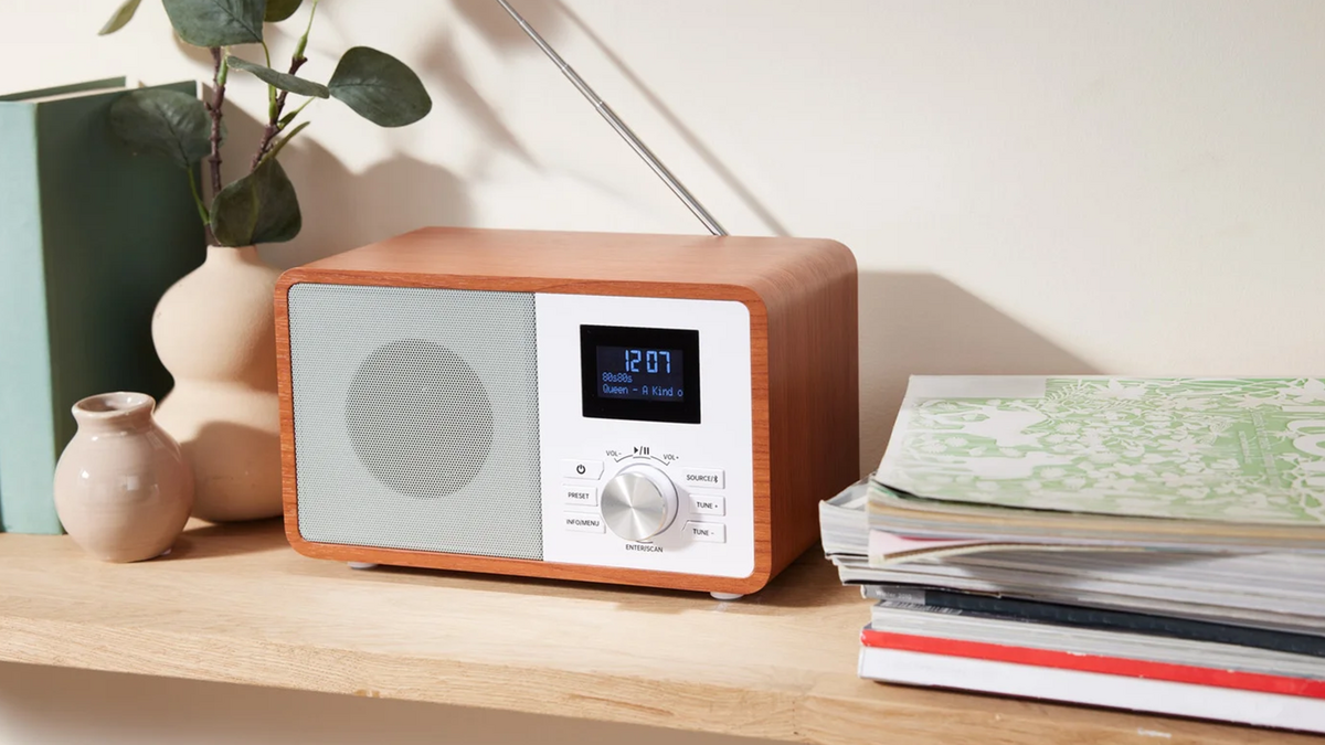  Élégante, la petite radio Bluetooth DAB+ Silvercrest blanche trouvera sa place dans n'importe quel intérieur. © Lidl