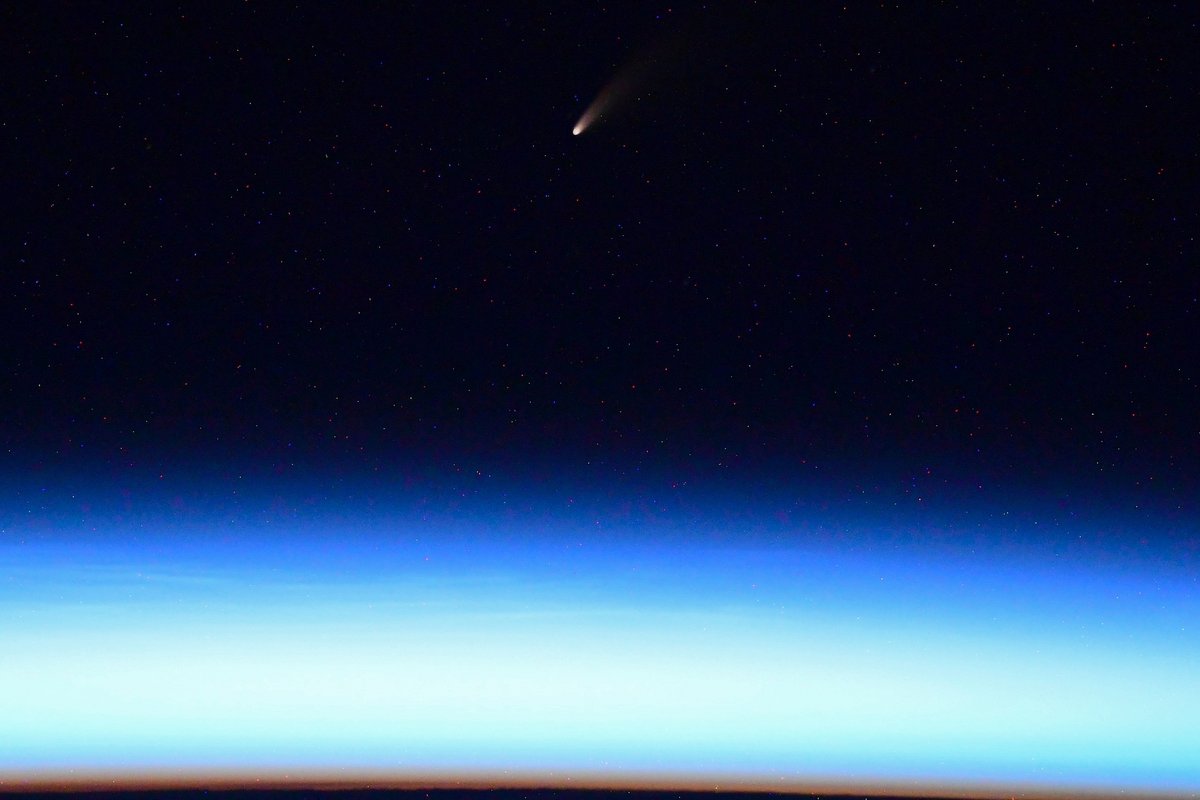 La comète vue... Depuis l'ISS. Le cosmonaute Ivan Vagner a pris ce cliché absolument ahurissant le 4 juillet. Crédits I.Vagner/Roscosmos