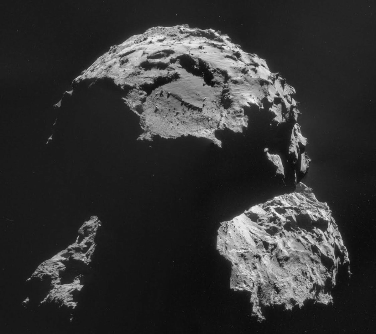 L'étrange diversité des objets autres que les planètes... Personne n'aurait pu prévoir sa forme ! Crédits ESA/Rosetta/NavCam – CC BY-SA IGO 3.0