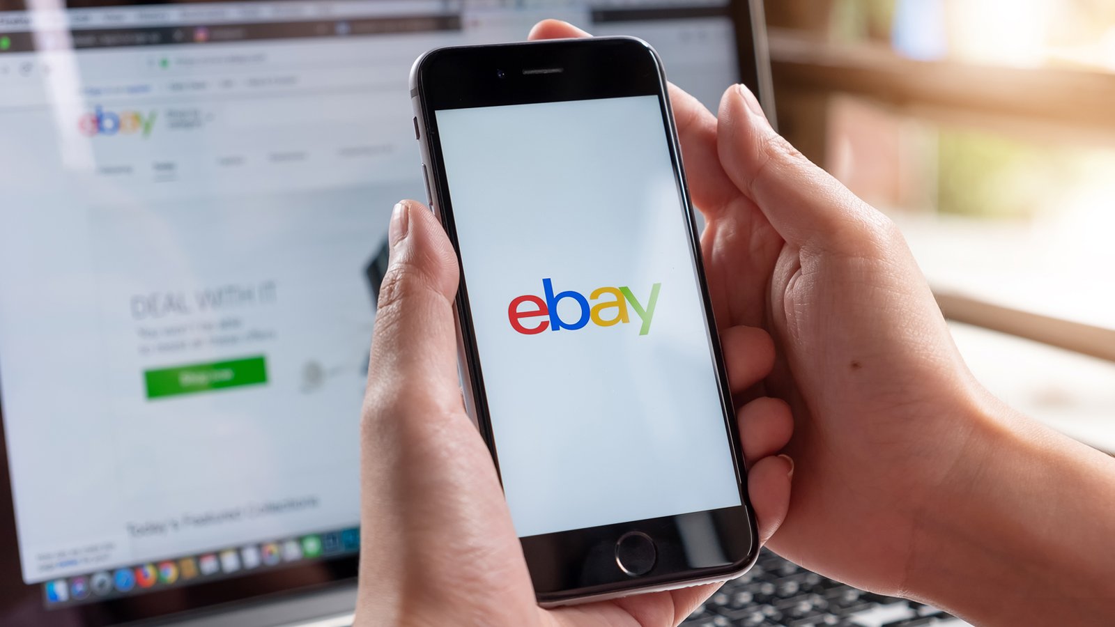 Attention aux options activées par défaut sur eBay-  © wichayada suwanachun / Shutterstock