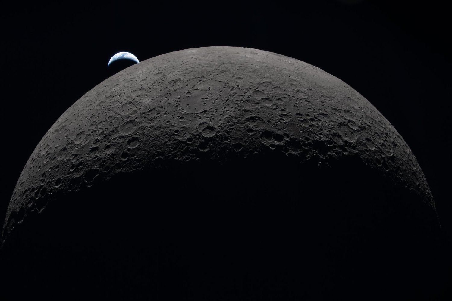 Le coucher de Terre, devant une image de la Lune d'une netteté rare. ©NASA