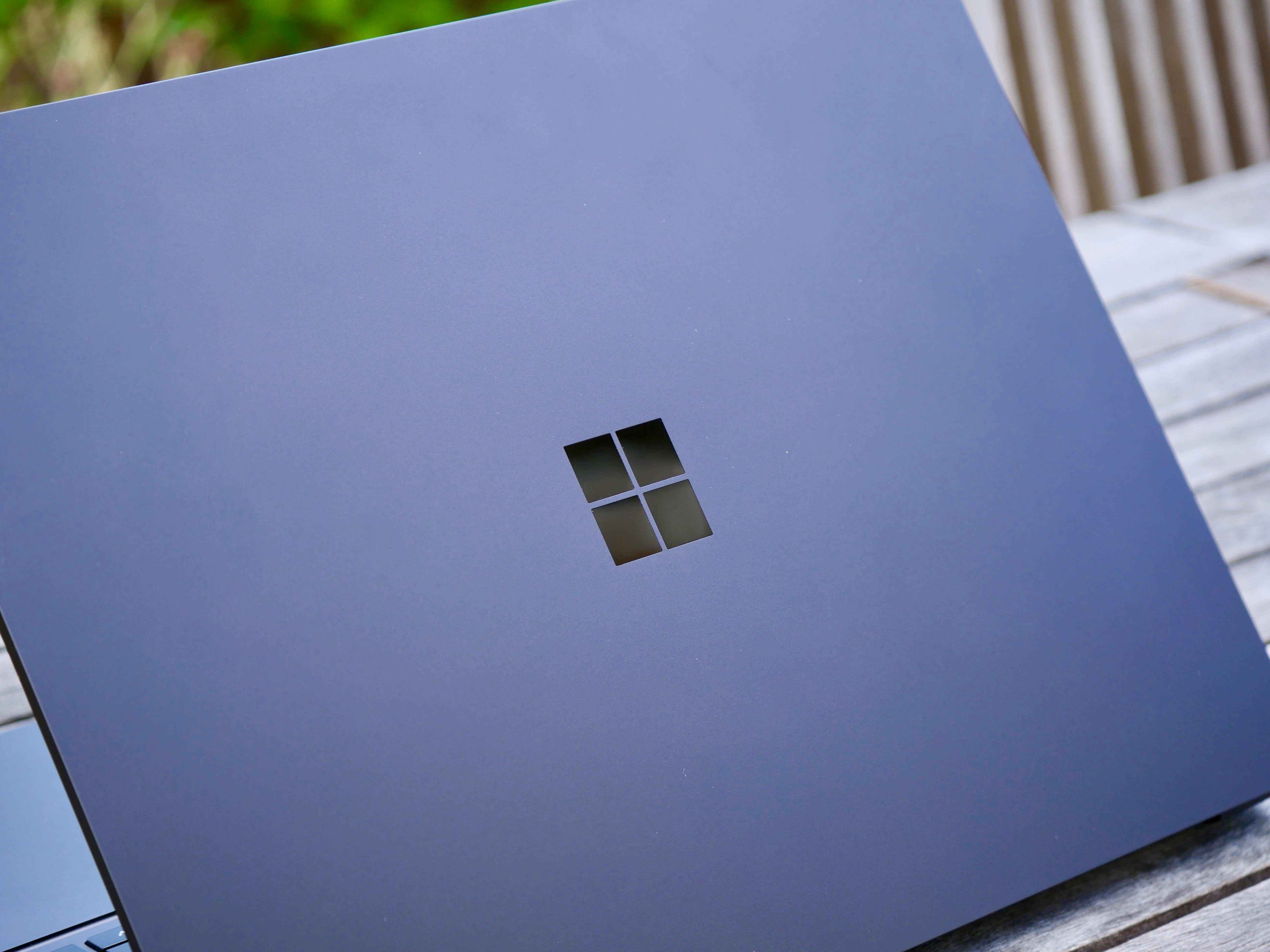 Capot du Surface Laptop 7 de 15 pouces, pour illustration. © Nathan Le Gohlisse pour Clubic