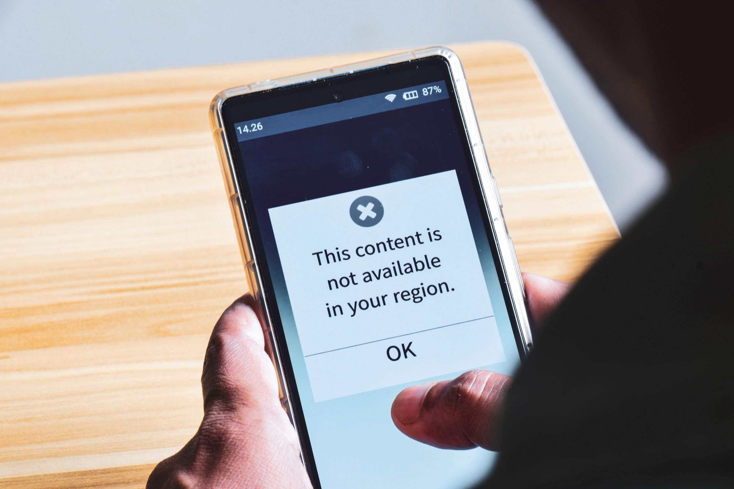 Votre adresse IP divulgue votre géolocalisation et les services web peuvent s'en servir pour bloquer l'accès à certains contenus dans votre région. © Linaimages / Shutterstock