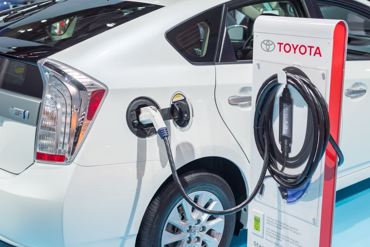 Les batteries à électrolyte solide aux ions fluorure de Toyota pourraient doubler l’autonomie des véhicules électriques - ©Steve Lagreca / Shutterstock