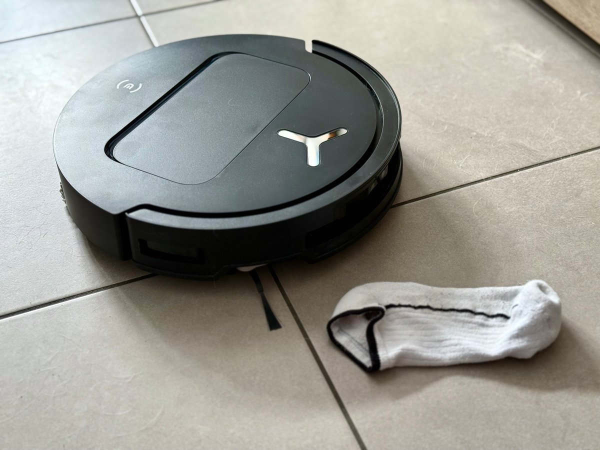 L'Ecovacs Deebot T50 Pro OMNI évite les chaussettes © Mathieu Grumiaux pour Clubic