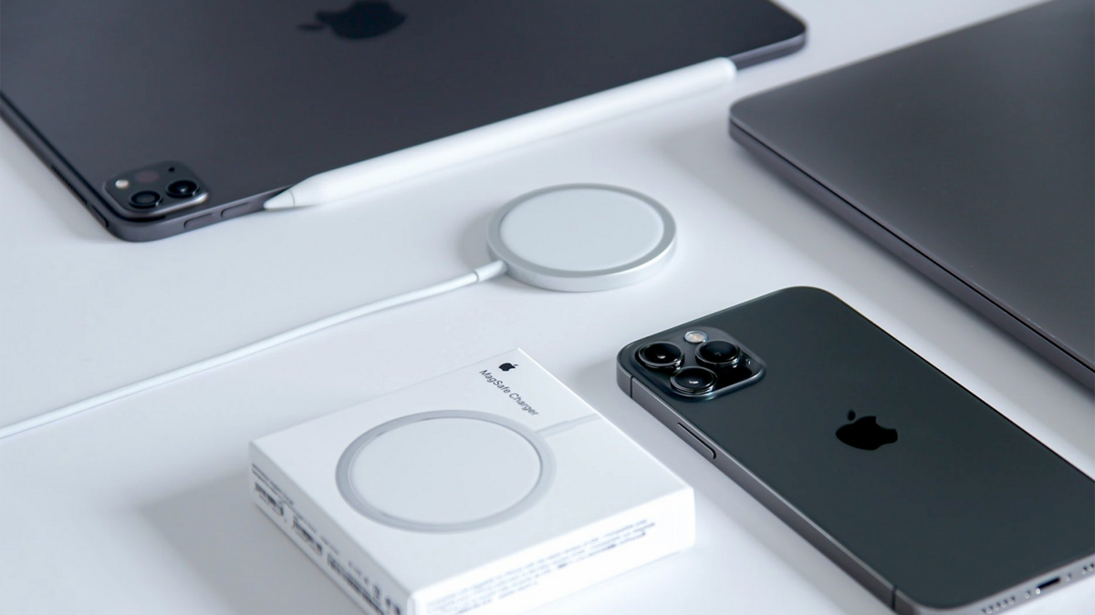 Des appareils Apple autour d'un chargeur MagSafe © Apple