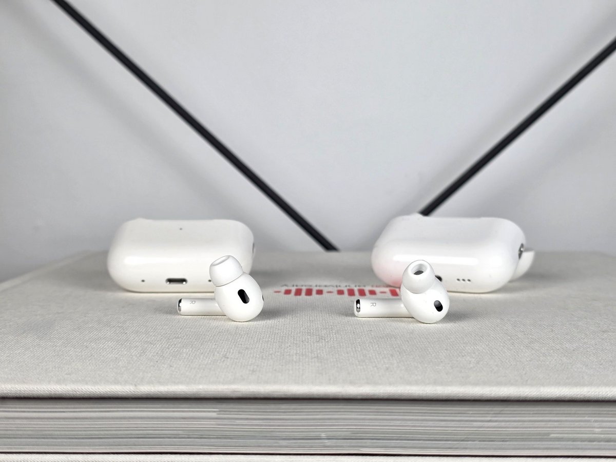  À gauche, les Airpods pro 2 ; à droite les Airpods Pro 3. On remarque bien la différence d'orientation des embouts/canules © Guillaume Fourcadier pour Clubic
