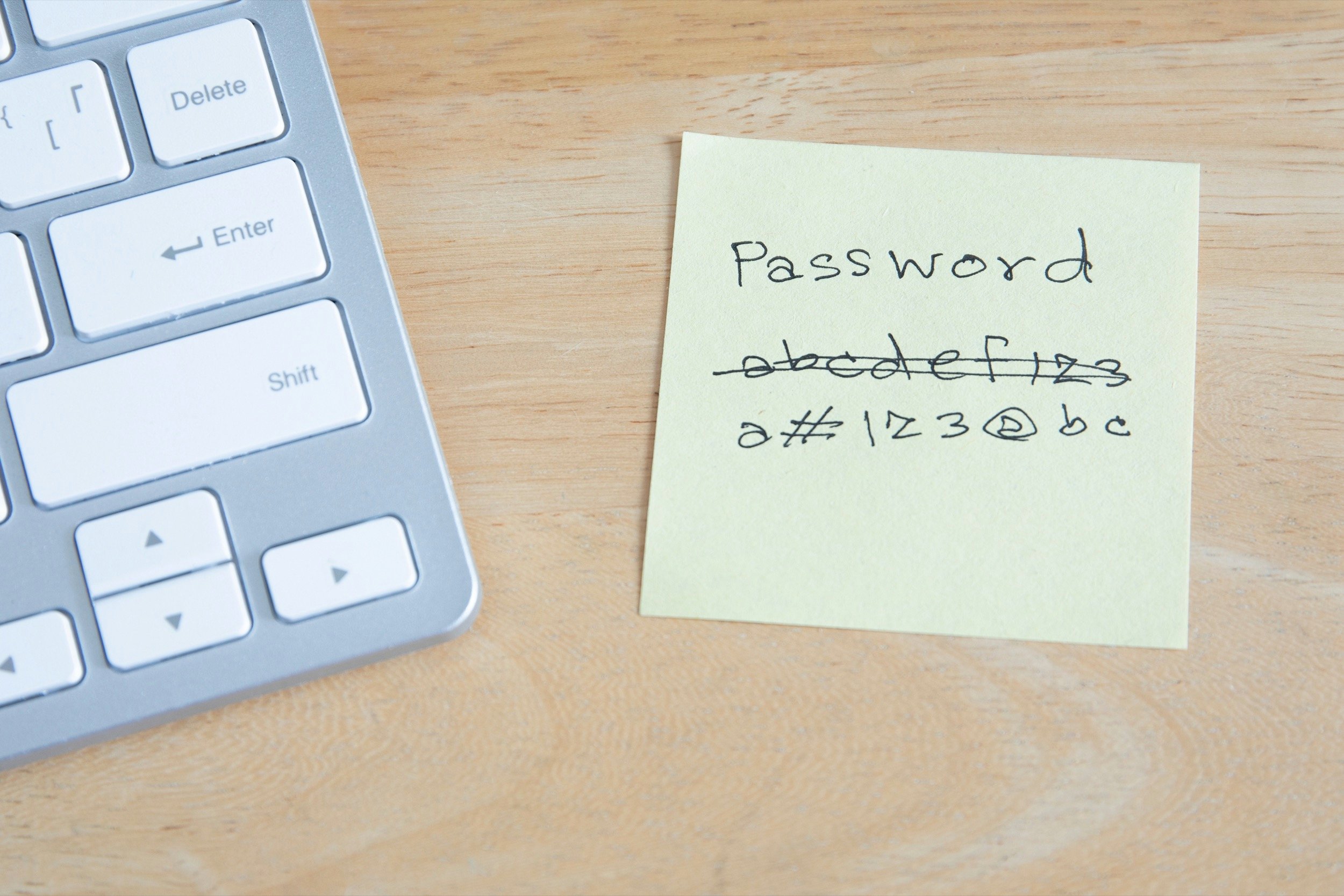 Les équipes repèrent souvent des pratiques invisibles aux audits classiques, comme les mots de passe notés sur un post-it faute de solution plus simple et plus sécurisées. © janews / Shutterstock