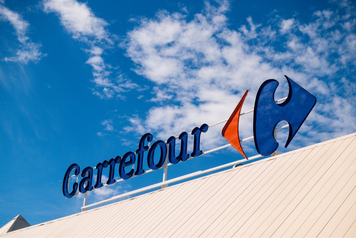 L'enseigne Carrefour installé en haut d'un bâtiment © Veja / Shutterstock.com