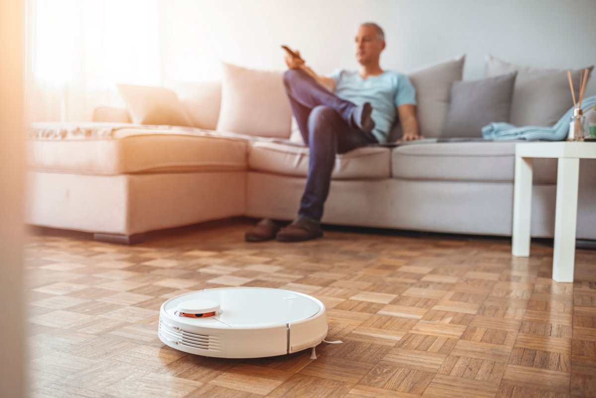 Soyez sympas et profitez de votre week-end au calme, l'aspirateur robot peut attendre © Dragana Gordic / Shutterstock