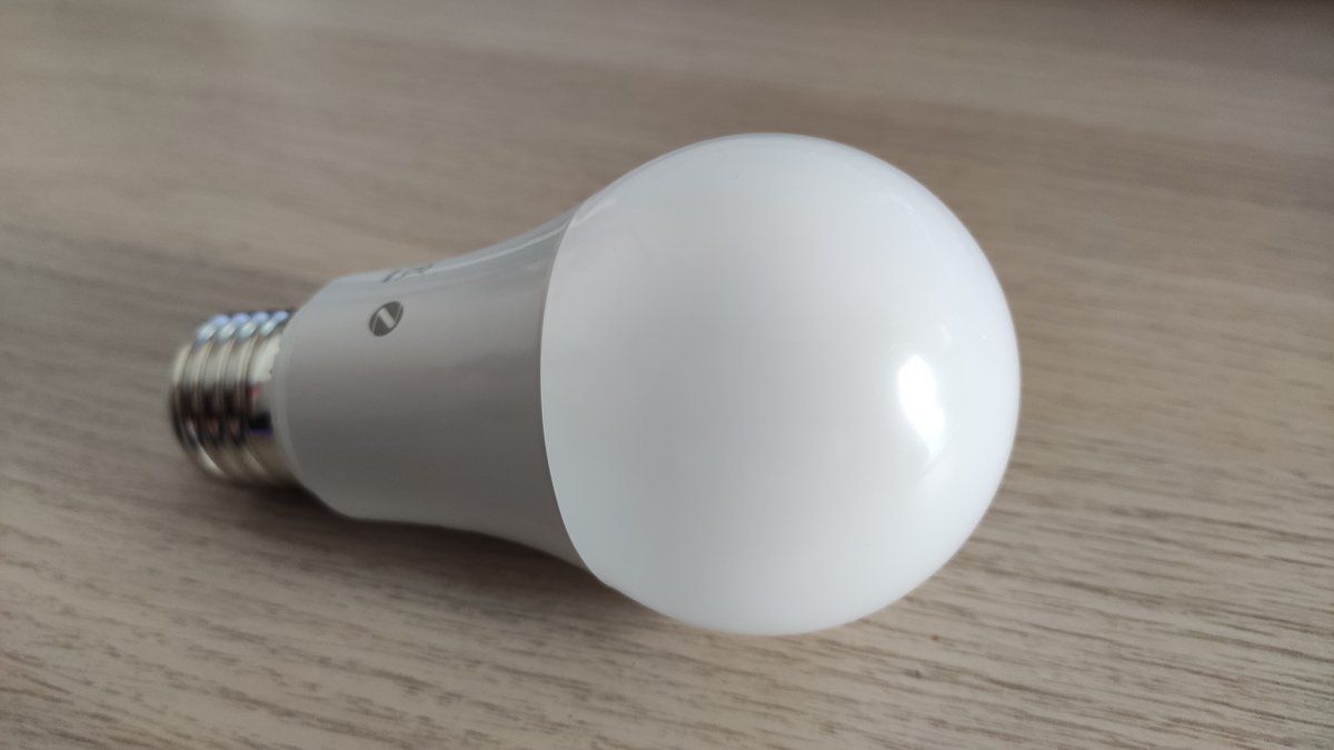 L'ampoule connectée Innr Smart Bulb Colour (Zigbee) © Alexandre Schmid pour Clubic 