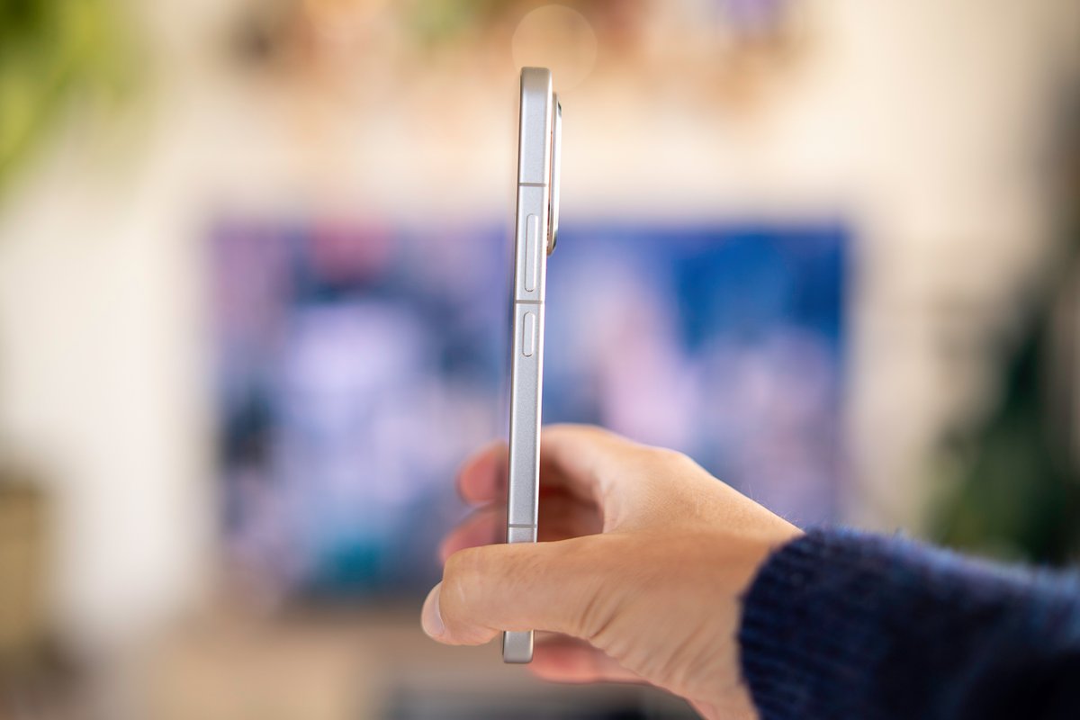 Un smartphone plutôt épais. © Pierre Crochart pour Clubic.com