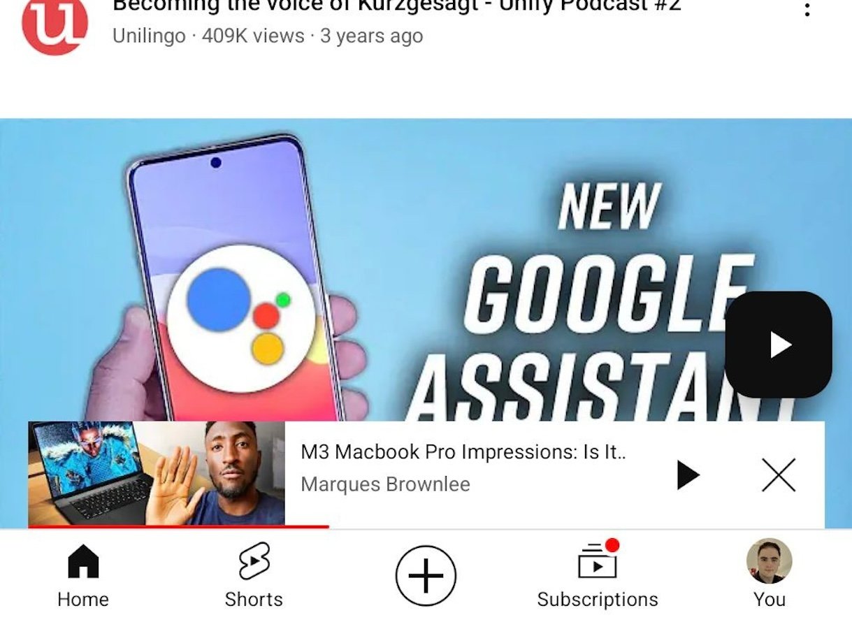 YouTube expérimente une nouvelle fonctionnalité chez certains utilisateurs et a ajouté un bouton de lecture noir en bas à droite de la page d'accueil de son application © Capture d'écran Android Police