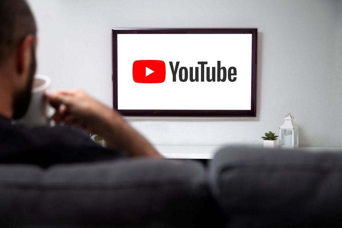 Pendant une vidéo YouTube, vous pouvez parler via votre télécommande à l'IA, elle vous répond sans stopper le visionnage - ©Alex Photo Stock / Shutterstock