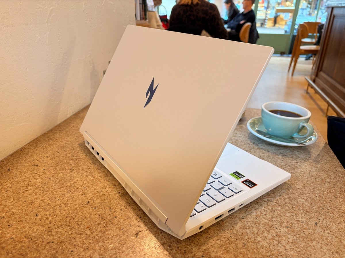 Entièrement vêtu de blanc, l'Acer Nitro V14 n'est pas trop typé « gamer ». © Studio Clubic