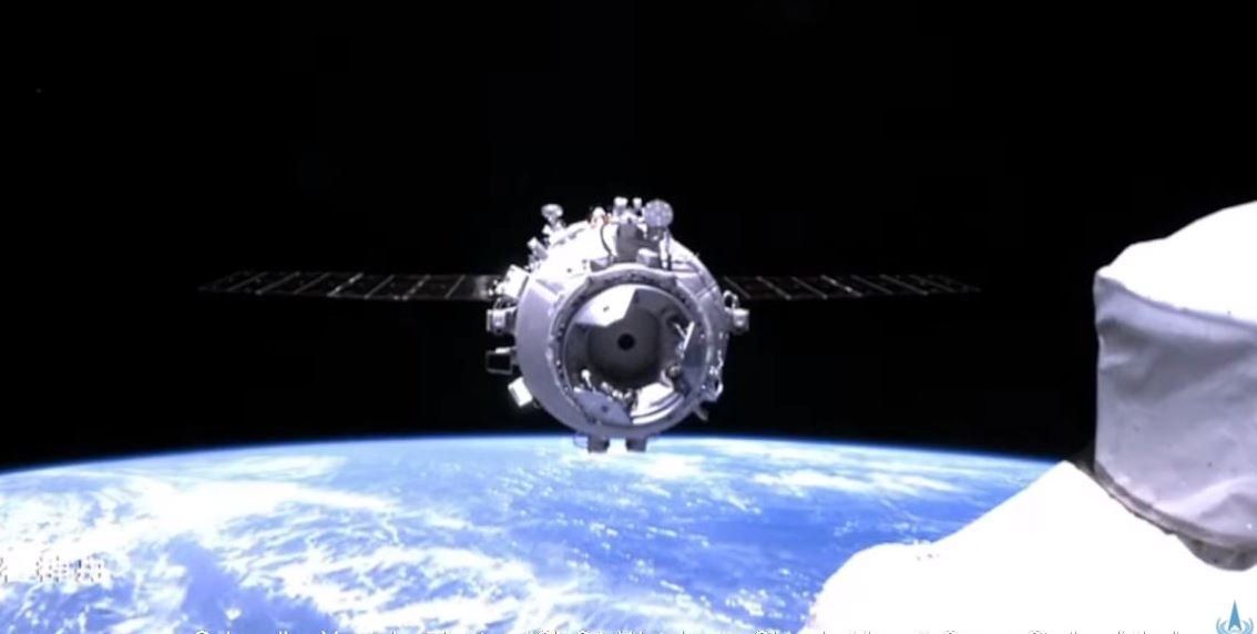 Image issue du direct de l'amarrage de Shenzhou 12. À l'intérieur, le premier équipage de la station. Crédits : CNSA/BACC/CCTV