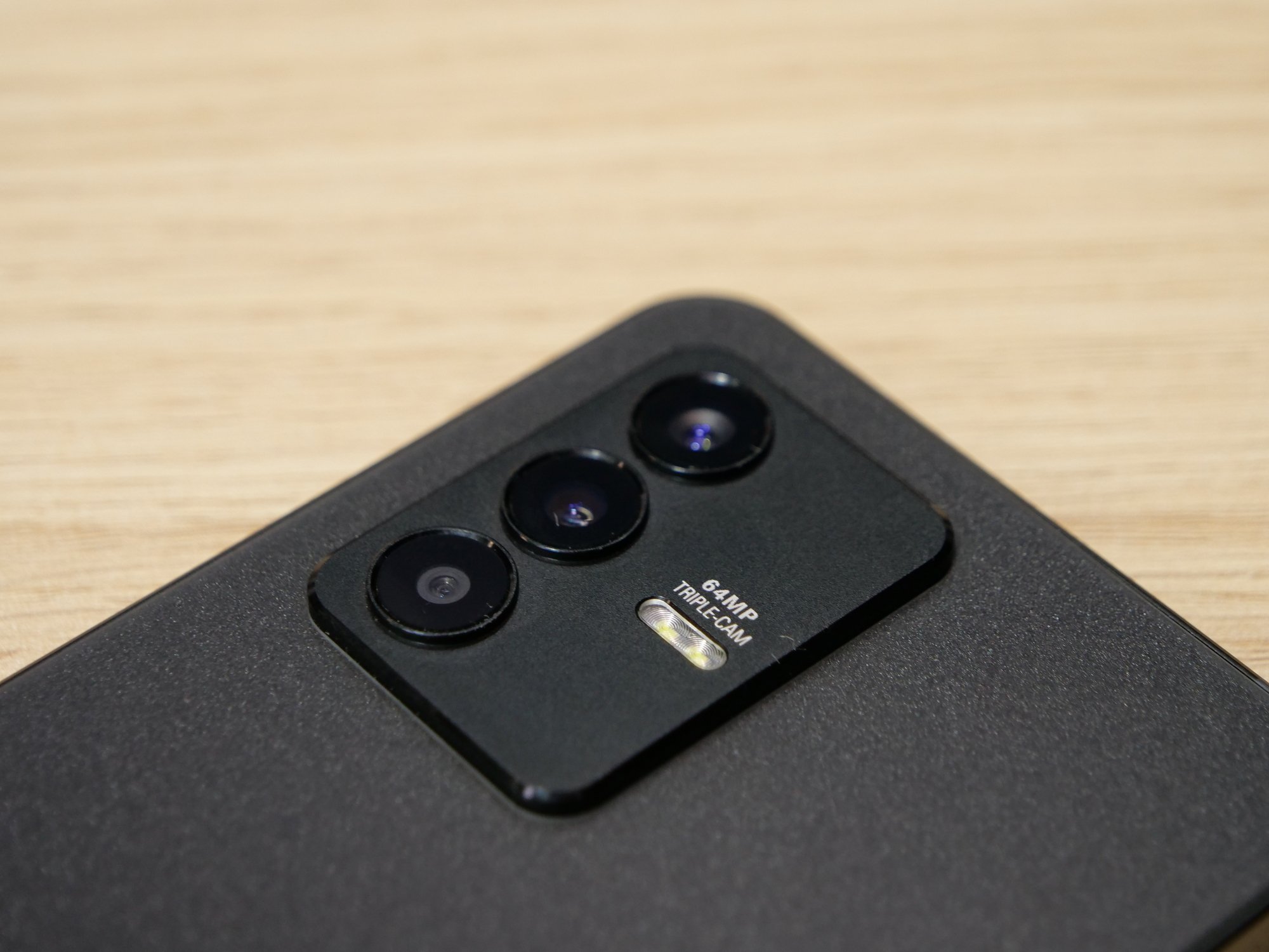 Un smartphone Murena 2, de dos © Alexandre Boero / Clubic