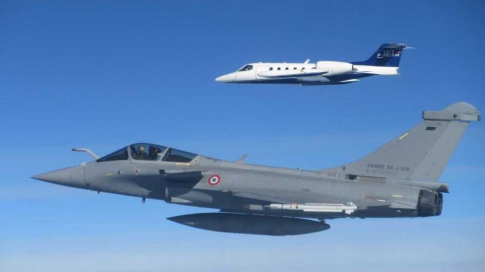 Ici, le Rafale escorte le fameux jet. © armée de l'Air et de l'Espace