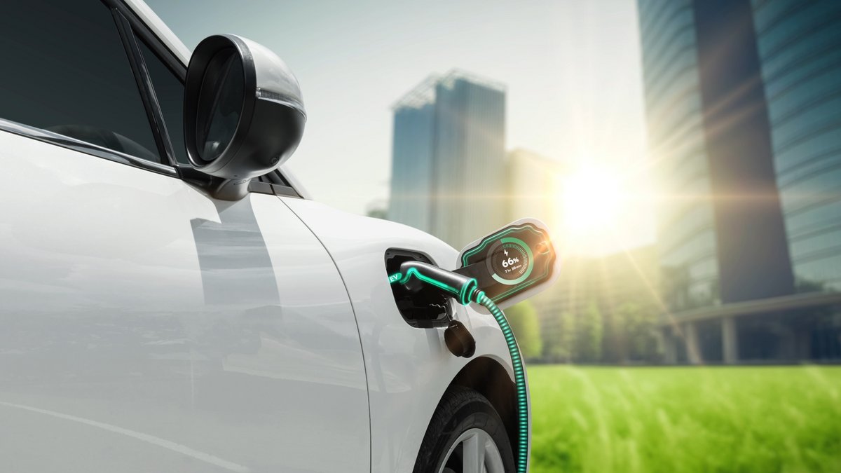 Une voiture électrique en cours de rechargement © Owlie Productions / Shutterstock