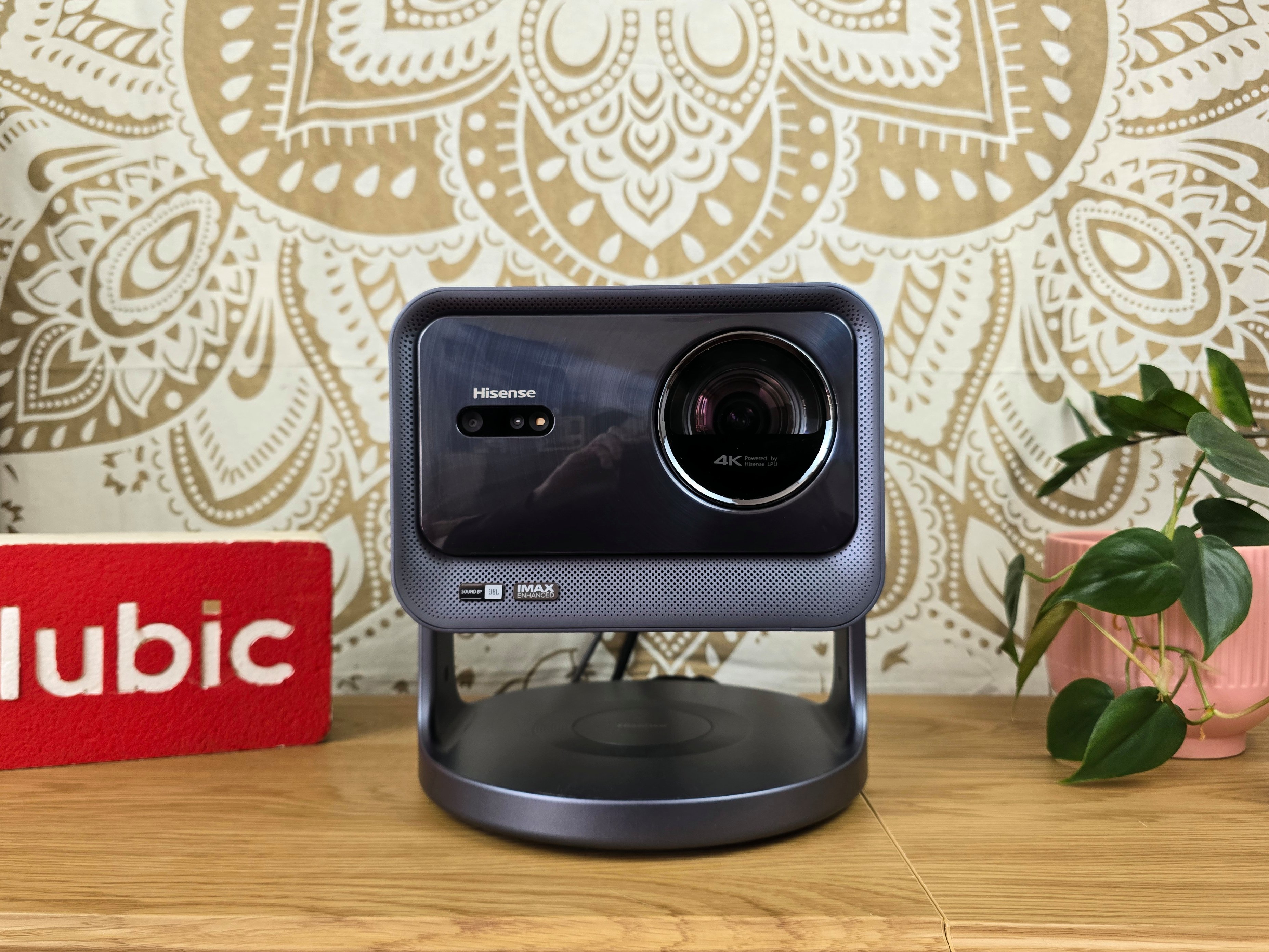 L'Hisense C2 Pro arrive avec une formule qui tire ses avantages de la technologie Laser TriChroma. © Matthieu Legouge