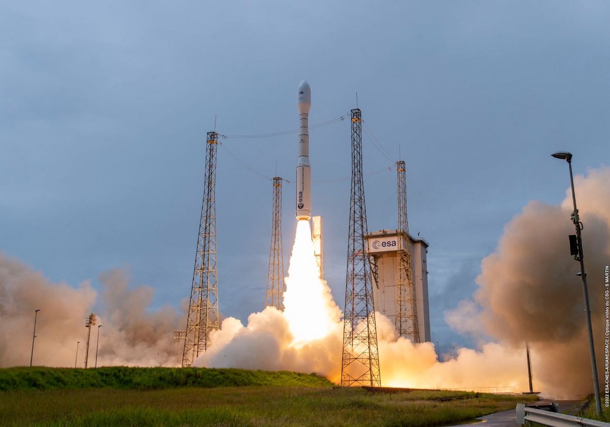 Il ne fallait pas regarder ailleurs pendant quelques secondes : elle décolle très vite ! © ESA/CNES/Arianespace/CSG/S.Martin