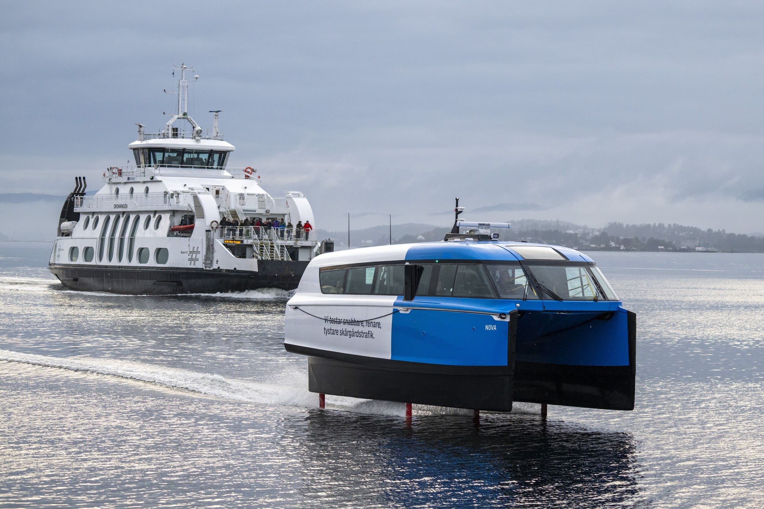 Le Candela F-12 vole presque au-dessus de l'eau. © Candela