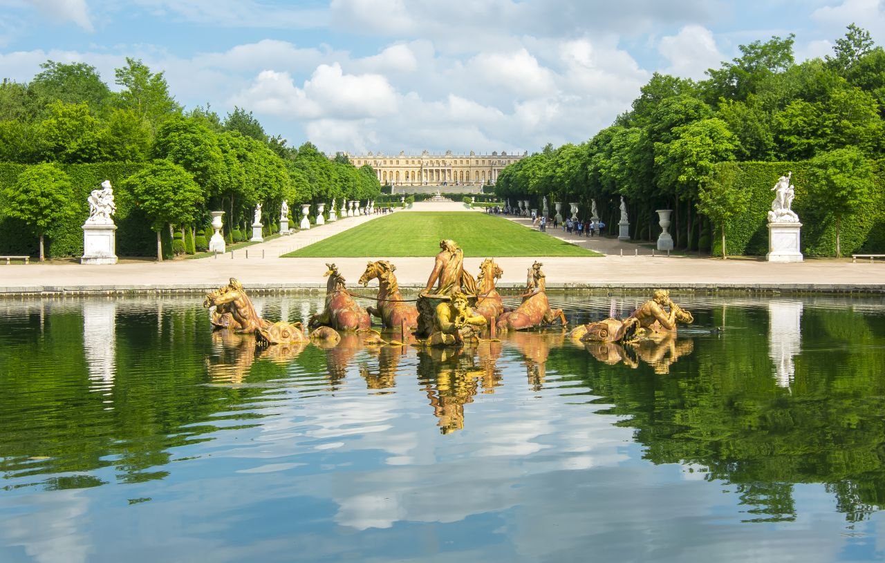 Open AI et Ask Mona vous permettent de discuter avec les sculptures du château de Versailles, comme celle du bassin d'Apollon - ©Mistervlad@shutterstock