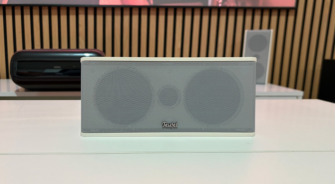 Ce kit Teufel Consono 35 se dote de 5 enceintes et d'un caisson se basses. ©Charles Gouin-Peyrot pour Clubic