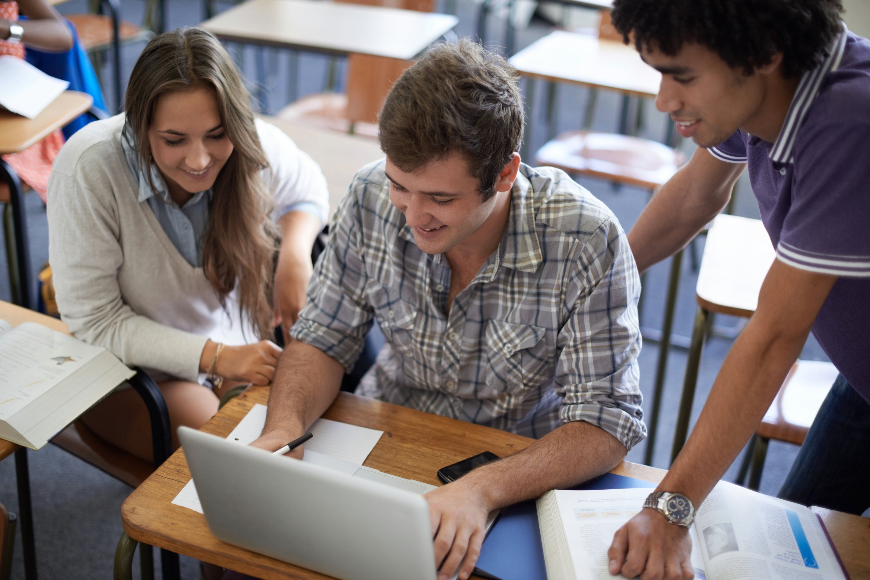 Des personnes en pleine formation, sur un ordinateur © PeopleImages.com - Yuri A / Shutterstock