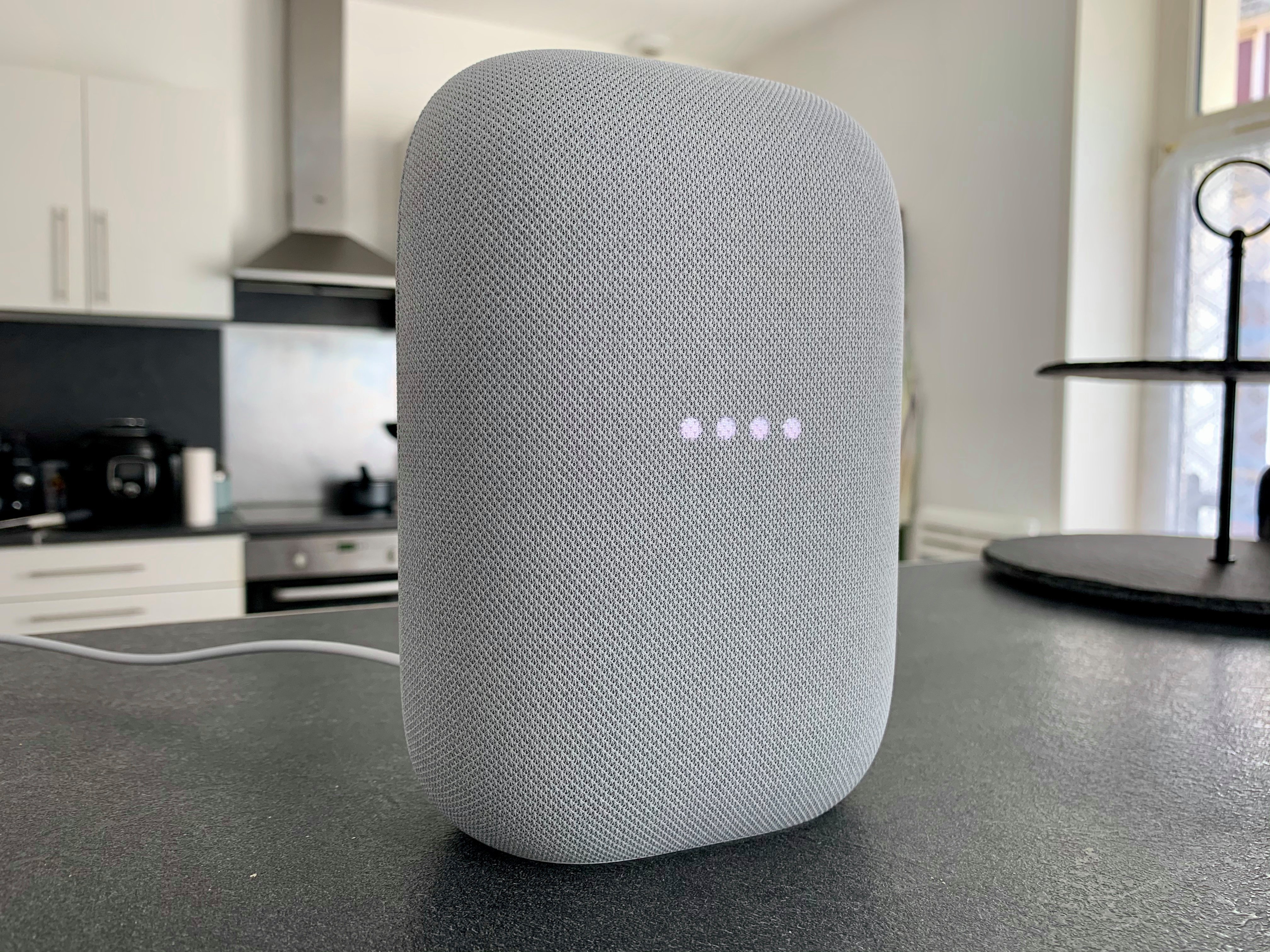 Photo du Google Nest Audio prise lors de notre test © Clubic