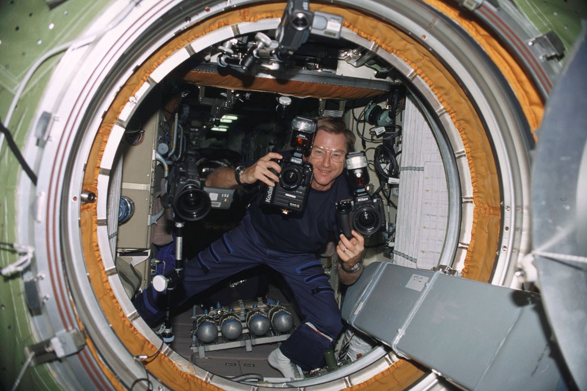 L'astronaute Frank Culbertson et le Nikon-Kodak DCS460, dont celui qu'il a utilisé (main droite) pour prendre les photos du 11 septembre 2001 depuis l'espace © NASA
