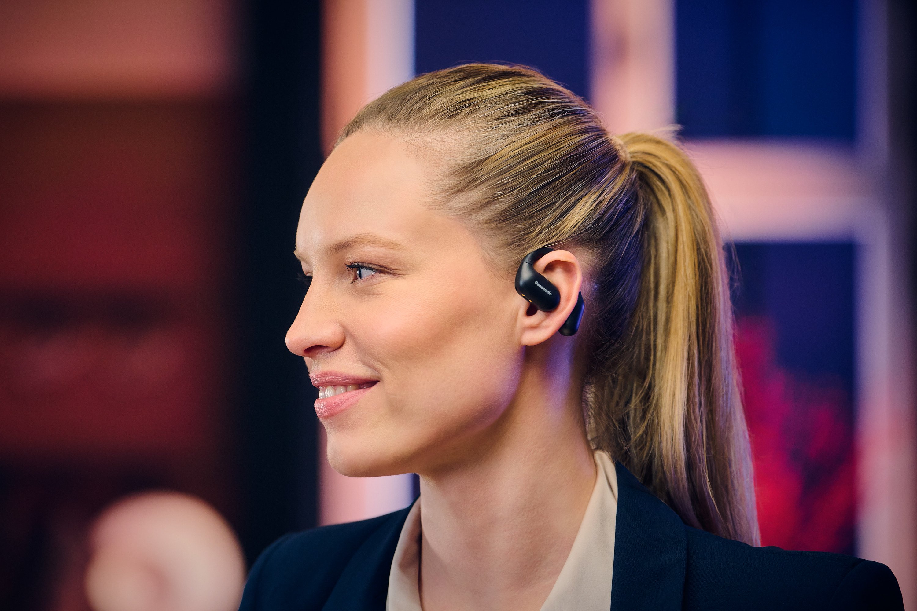 Contrairement aux intra-auriculaires, les écouteurs RB-F10 se positionnent à la sortie de votre canal auditif. ©Panasonic