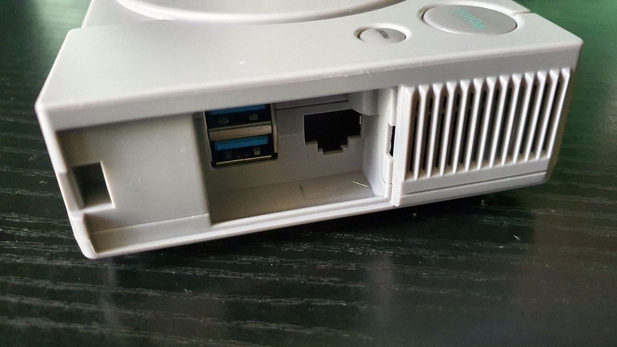 Dommage que le port Ethernet ne soit pas un peu plus accessible © Nerces