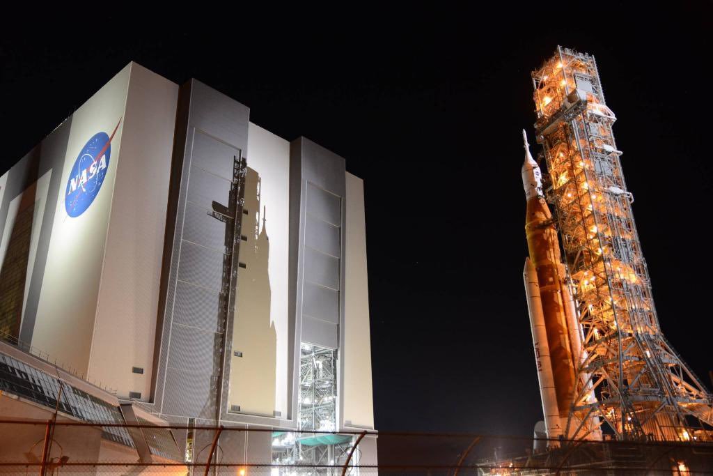 SLS est sortie du VAB ce matin, dans la nuit de Floride. Crédits : NASA