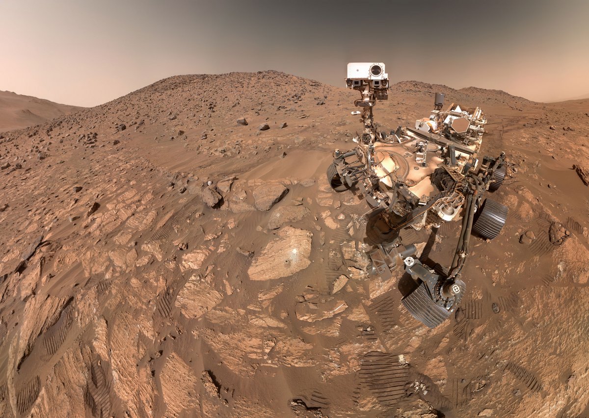 Perseverance s'est pris en selfie grâce à son bras robotisé devant Cheyava Falls. © NASA/JPL-Caltech