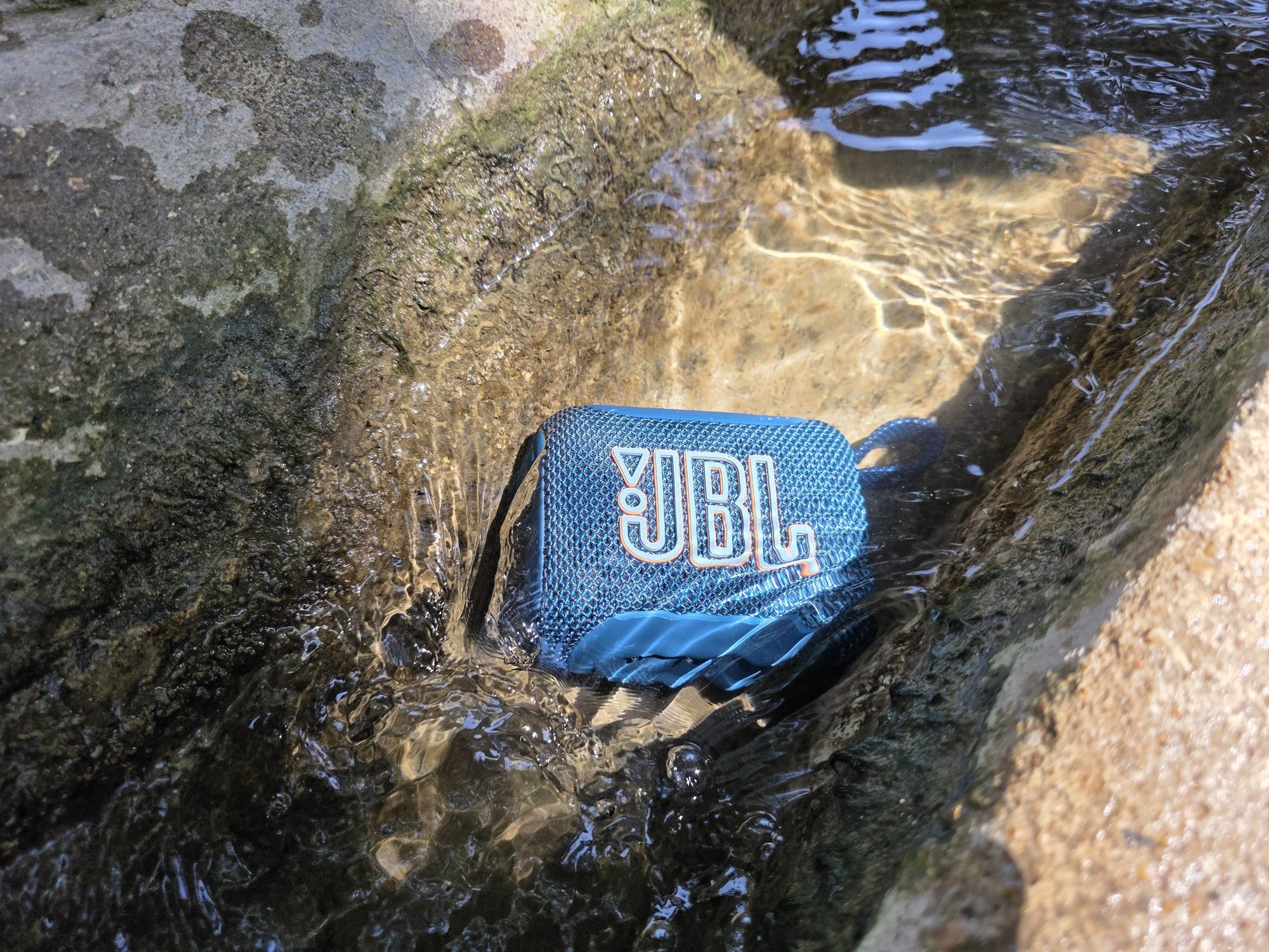 Comme tout bonne enceinte baroudeuse, la JBL Go 5 est waterproof, IP68 en l'occurrence © Guillaume Fourcadier pour Clubic