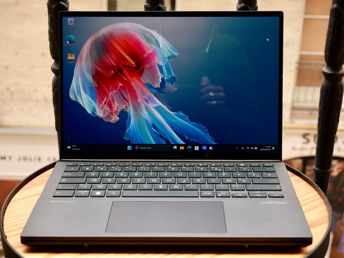 Les reflets sont le principal problèmes des écrans OLED du Zenbook Duo // © Clubic