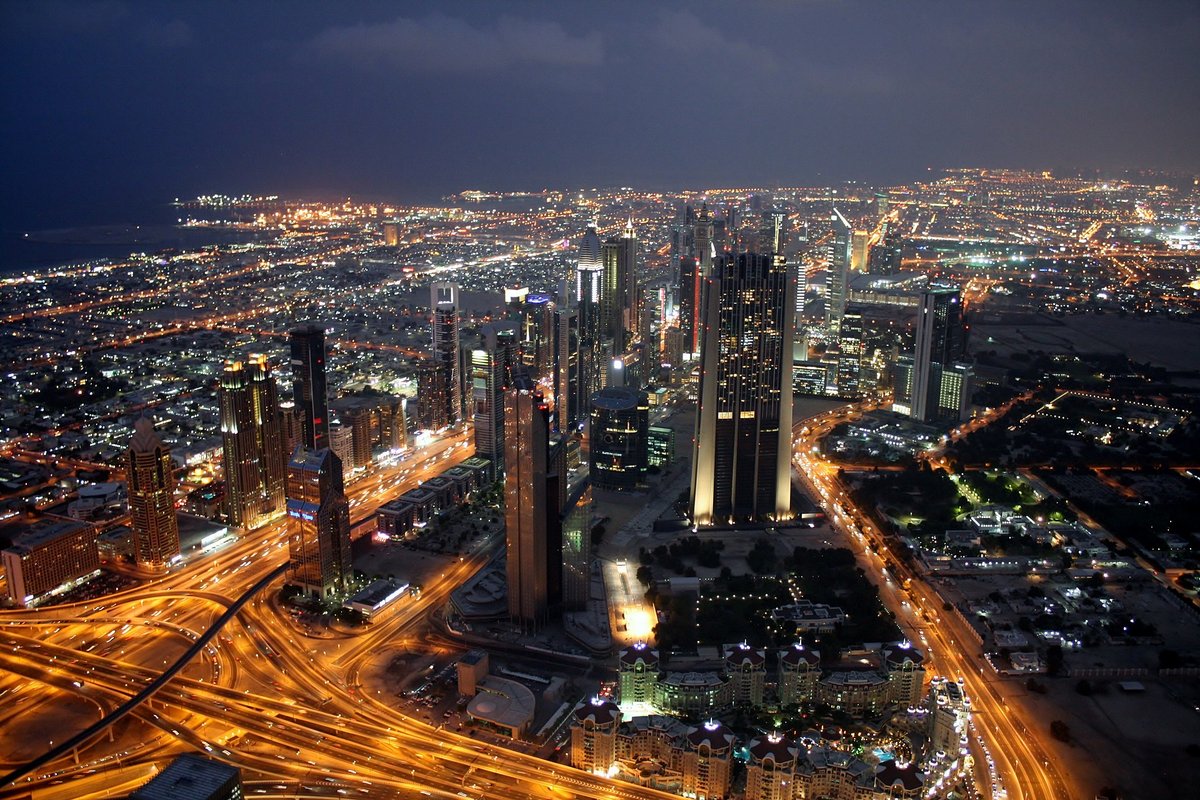 Dubai vu du ciel, en pleine nuit © Wikimedia Commons