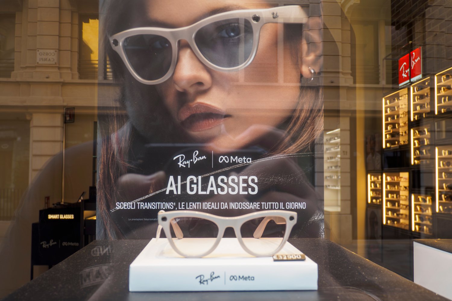 Les Ray-Ban Meta dans la vitrine d'un magasin à Milan, en Italie. ©columbo.photog / Shutterstock