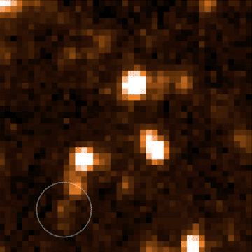 NEOWISE (nommé WISE de 2009 à 2011) effectuait un scan du ciel entier tous les six mois. La comparaison entre les images a permis d'identifier le déplacement rapidement de L'Accident, malgré sa lumière qui ne correspondait à aucune naine brune connue. Crédits: NASA/JPL-Caltech/Dan Caselden