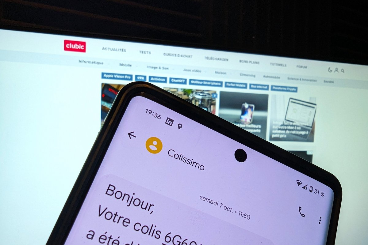 Un SMS envoyé par La Poste et le service Colissimo © Alexandre Boero / Clubic