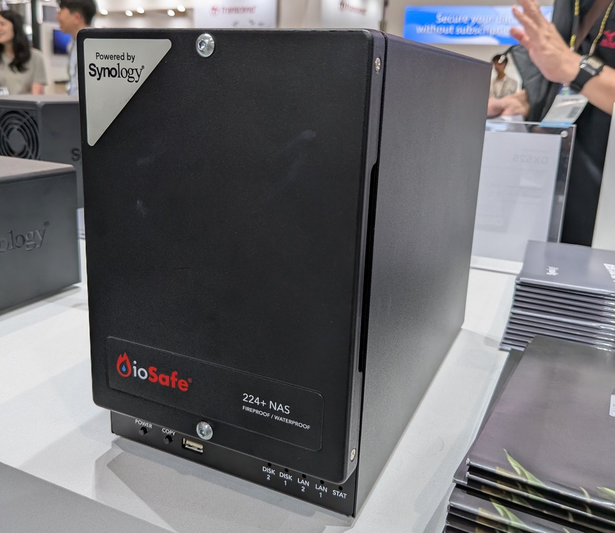 Le NAS ioSafe 224+ résiste à des températures de 843°C pendant minimum 30 minutes. Ne le touchez pas, il est encore chaud ! ©Nicolas Guyot pour Clubic