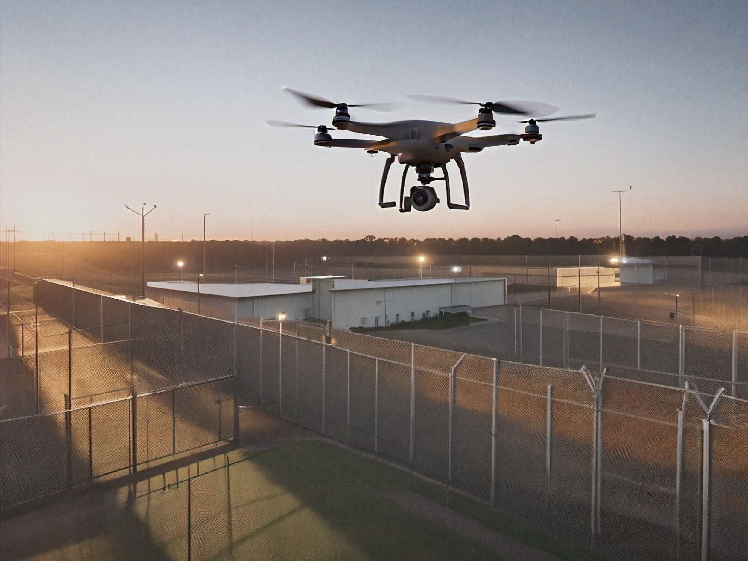 Le survol des prisons à l'aide d'un drone est un phénomène contre lequel les autorités ont du mal à lutter © Shutterstock.AI Generator