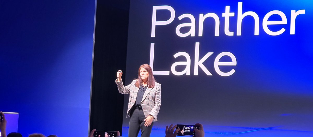 Michelle Johnston Holthaus tenait une puce Panther Lake lors du CES 2025 © Nerces