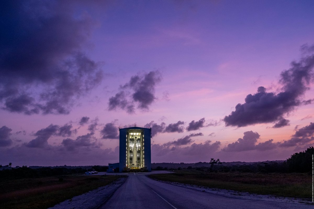 Le portique où sont mis à la verticale les boosters à poudre d'Ariane 6 (140 tonnes) © ESA / CNES / CSG / ArianeGroup / S.Martin