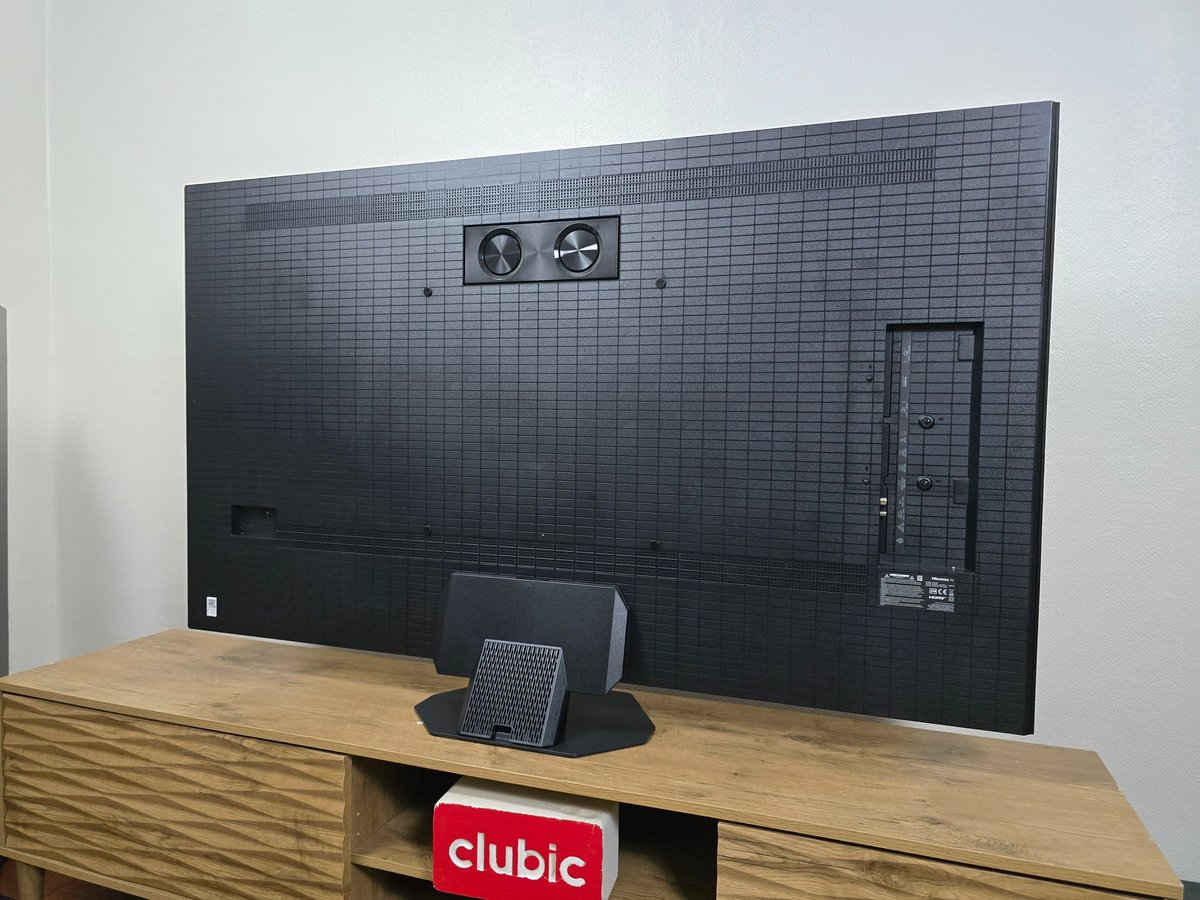 Avec son système audio et sa dalle MiniLED, l'U8Q est assez lourd et imposant. © Matthieu Legouge